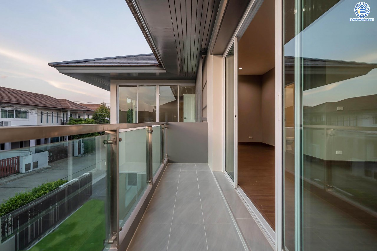 บ้านมือสองตกแต่งใหม่ โครงการ เดอะเวอรีเดียนโฮม กาญจนาภิเษก เนื้อที่กว้าง 75 ตร.ว. ฟังก์ชัน 3 ห้องนอน 4 ห้องน้ำ 1 ห้องอเนกประสงค์ 1 ห้องแม่บ้าน จอดรถได้ 2 จอด บนทำเลดี ติดถนนกาญจนาภิเษก เชื่อมต่อถนนรัตนาธิเบศร์ ถนนนครอินทร์ ถนนกาญจนาภิเษก ใกล้รถไฟฟ้าสายสีม่วง "สถานีตลาดบางใหญ่" และจุดขึ้นทางด่วน "ศรีรัช"...